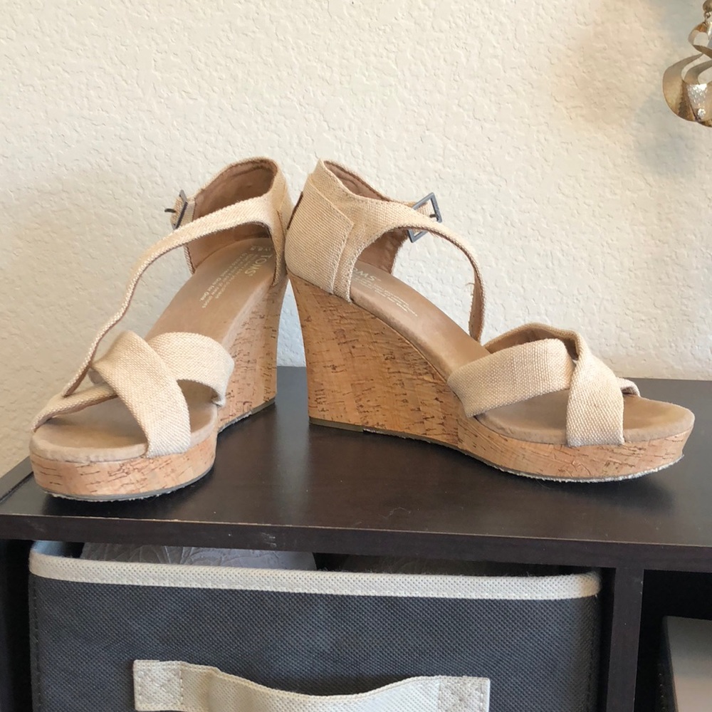 Platform TOMS Wedge Sandal in off-white/ beige